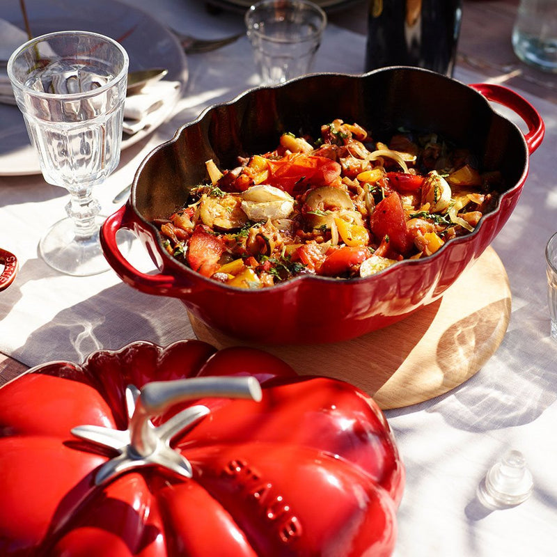 STAUB Cocotte hrnec ve tvaru rajčete 25 cm/2,9l višeň