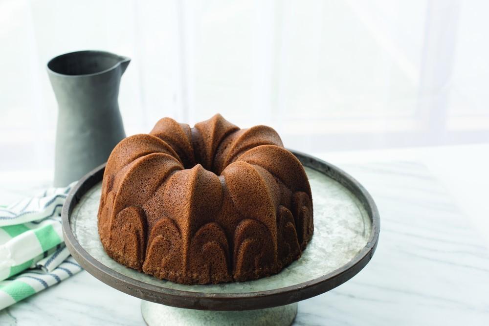 Nordic Ware Forma na bábovku Královská lilie 10 cup karamelová 53248