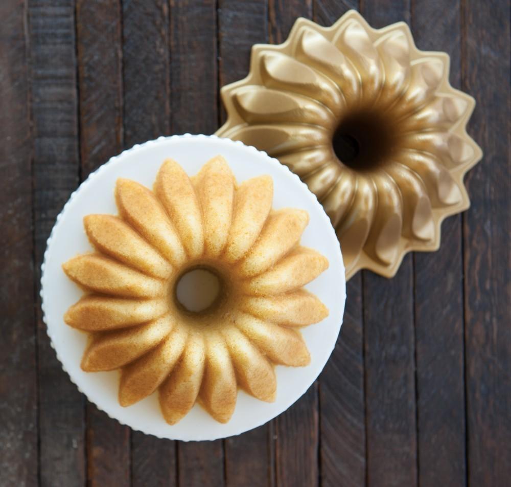 Nordic Ware Forma na bábovku Lotus 5 cup zlatá 84177