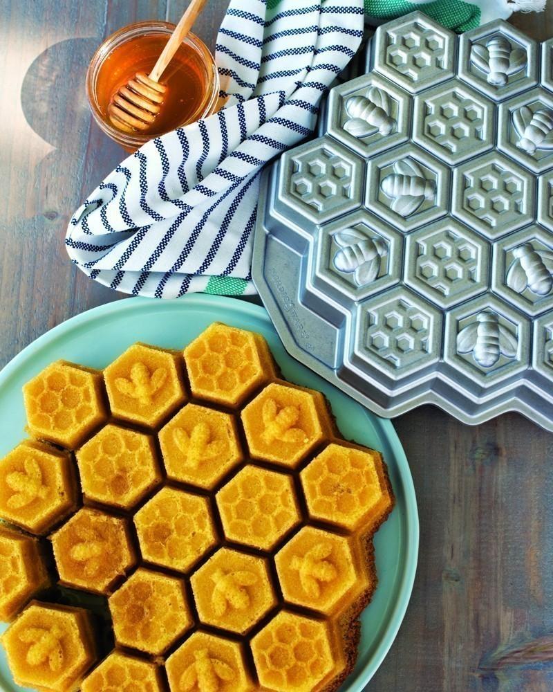 Nordic Ware Forma včelí plástev 10 cup zlatá 85477