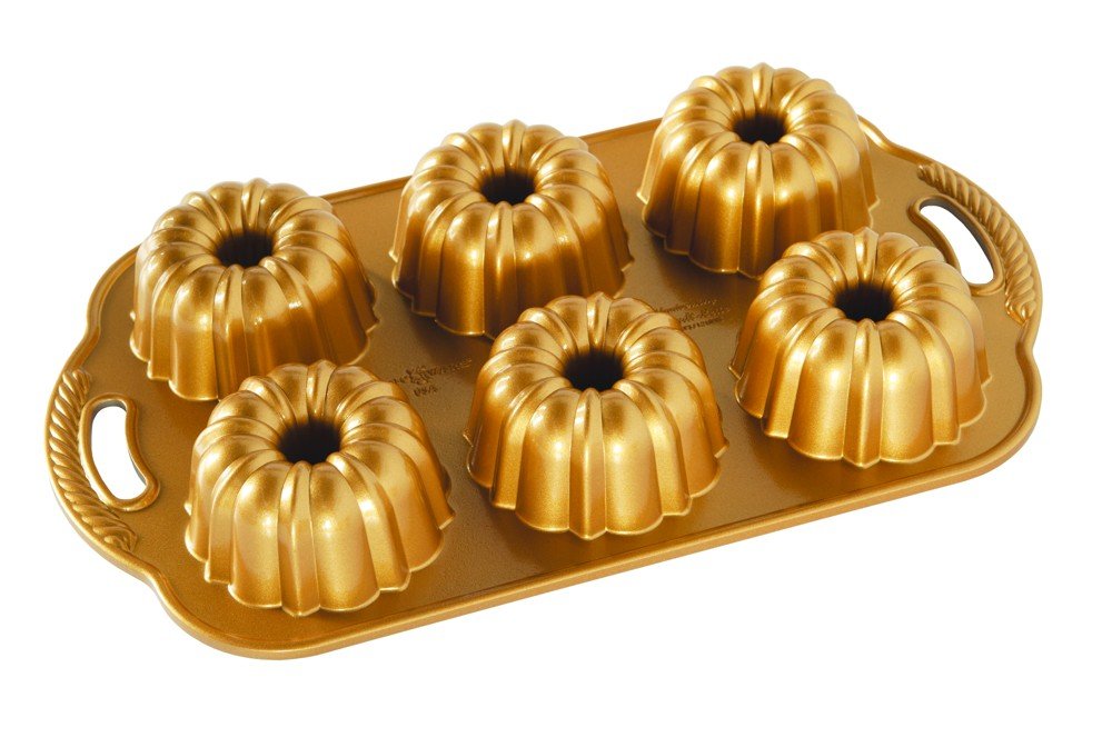 Nordic Ware Mini bábovky Anniversary plát se 6 formičkami 4,5 cup zlatá 86277