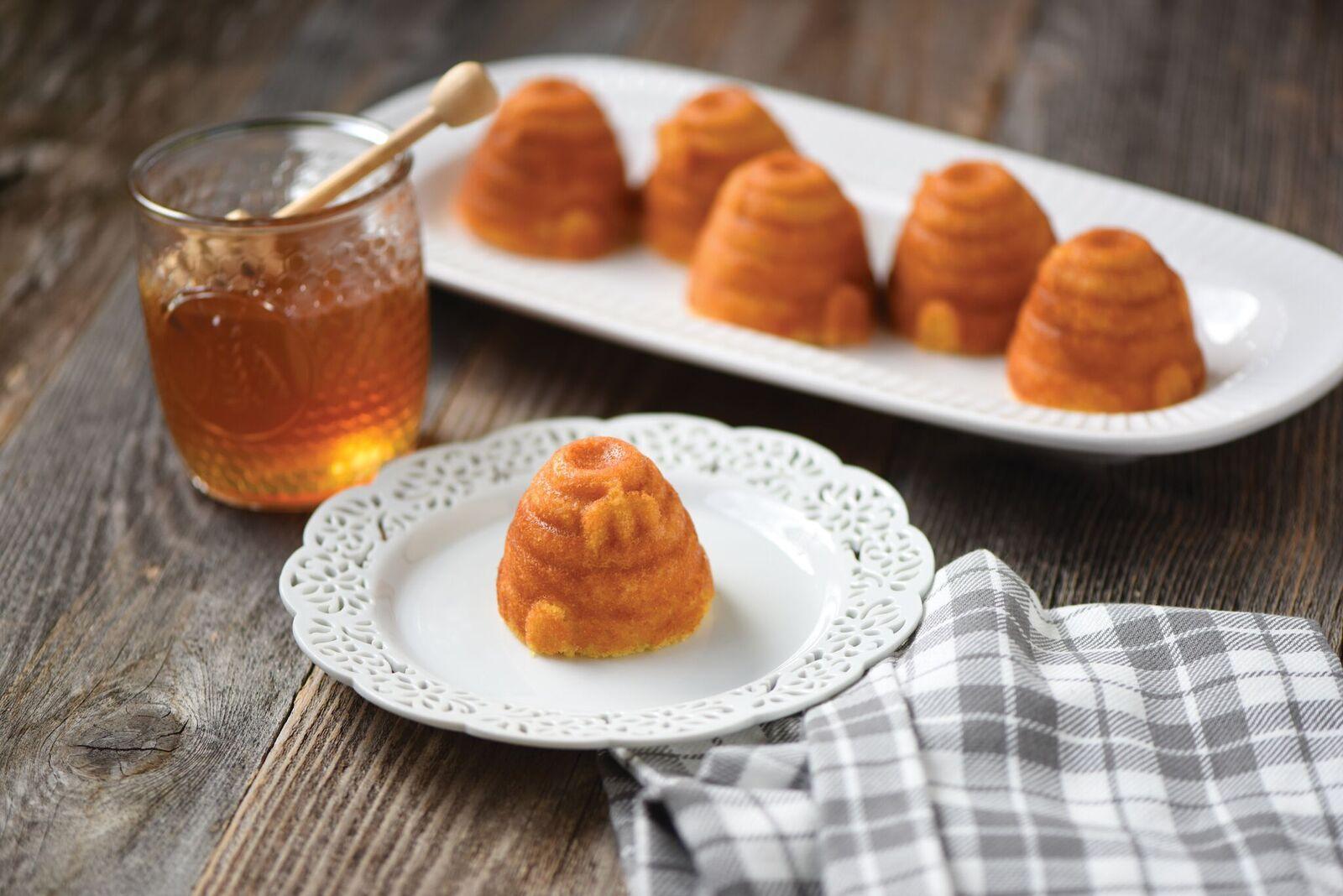 Nordic Ware Mini bábovky Včelí úly plát se 6 formičkami 3 cup karamelová 90777