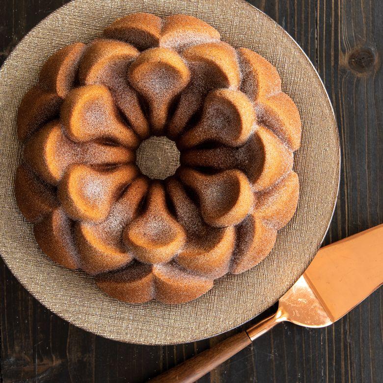 Nordic Ware Forma na bábovku Magnolia 10 cup karamelová 93848