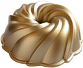 Nordic Ware Forma na bábovku Vodní vír 10 cup zlatá 94077