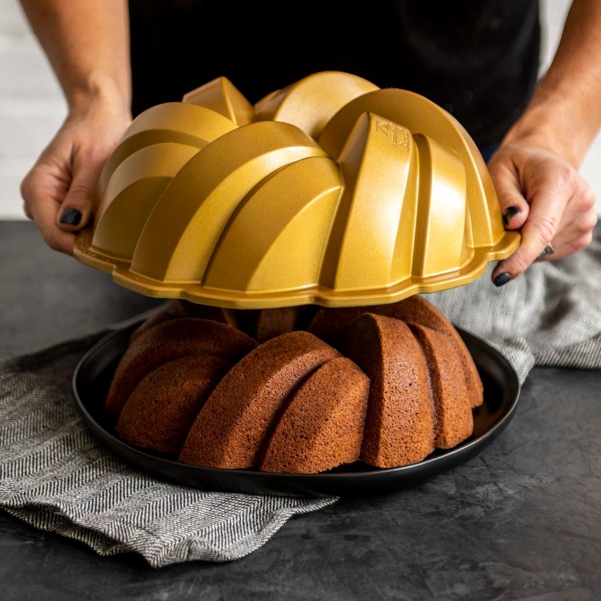Nordic Ware Forma na bábovku 75 let propletená 12 cup zlatá  95577
