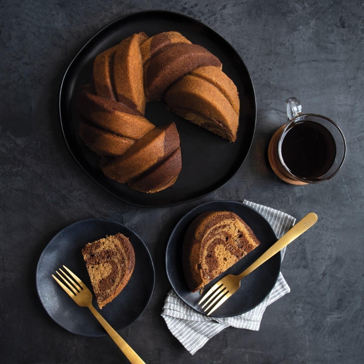 Nordic Ware Forma na bábovku 75 let propletená 12 cup zlatá  95577