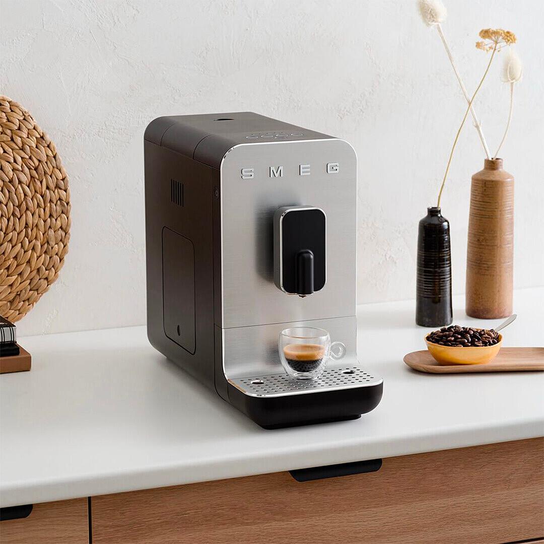 SMEG_SDA SMEG Automatický kávovar BCC11 na espresso 19 barů / 1,4l