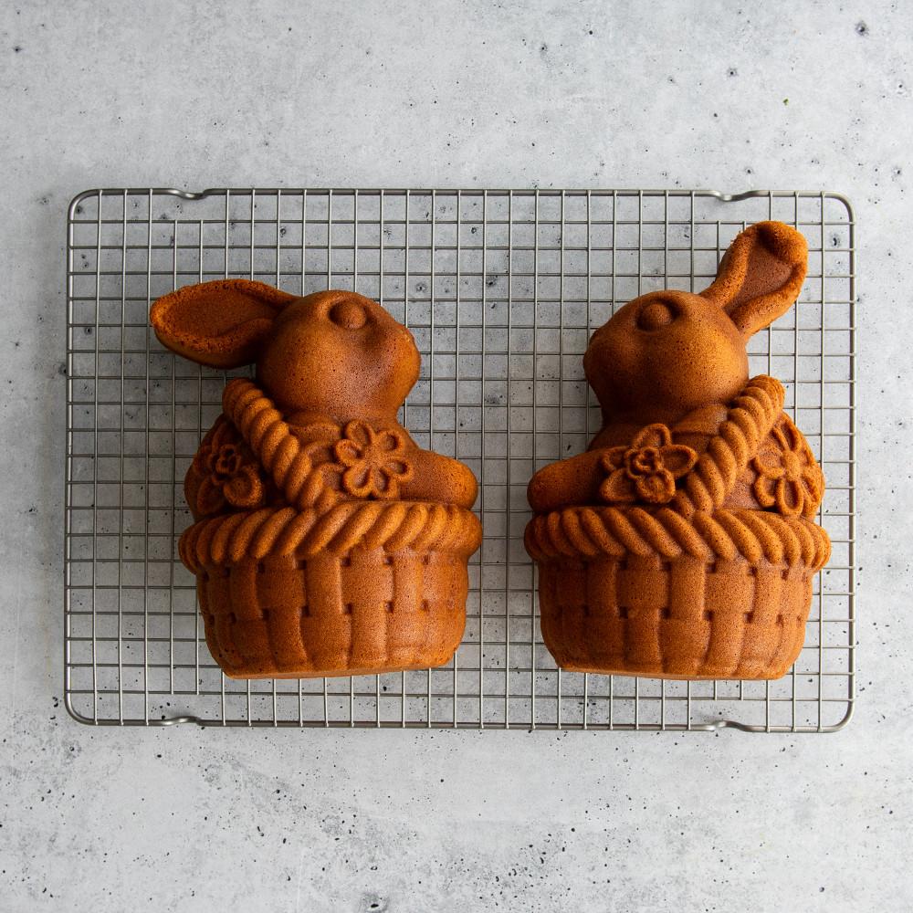 Nordic Ware Forma na pečení, Velikonoční zajíc v košíku  96648