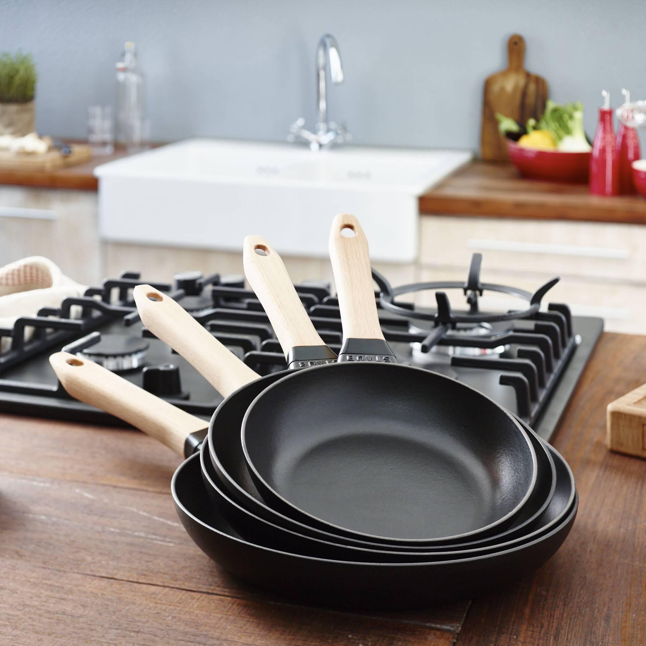 Staub Pánev 20 cm dřevěná rukojeť černá 1005020