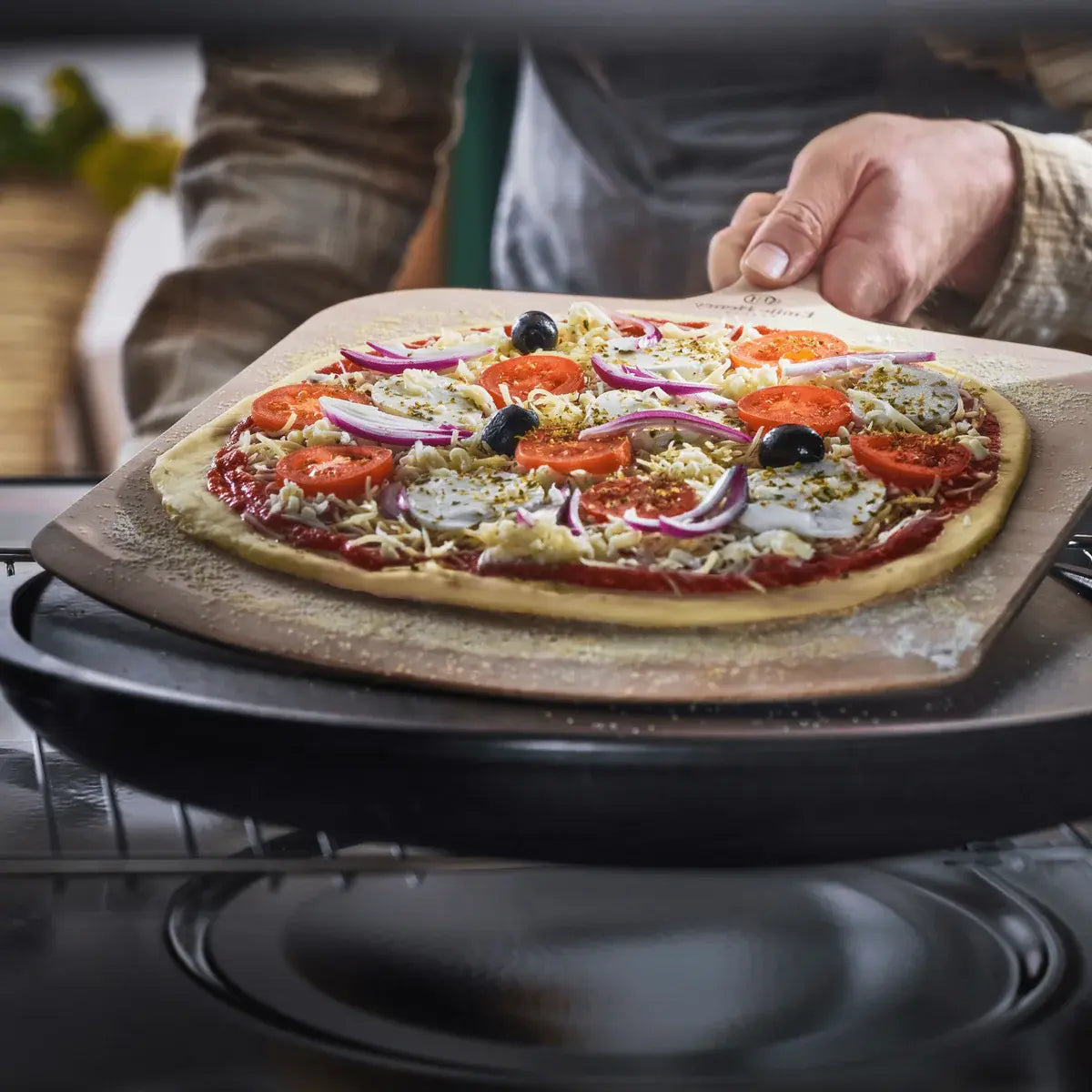 Emile Henry Pizza Stone novinka černá  717642