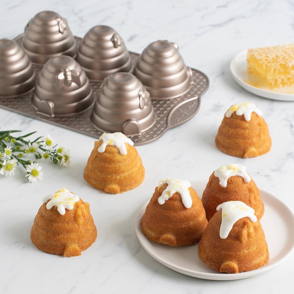 Nordic Ware Mini bábovky Včelí úly plát se 6 formičkami 3 cup karamelová 90777